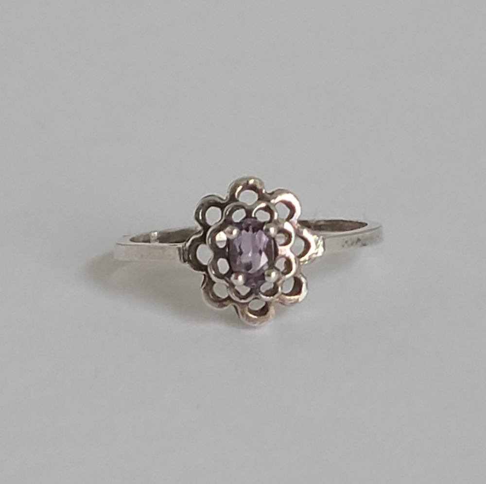 Vintage Sterling Silver Purple Amethyst Oval Solitaire Flower Filigree Ring